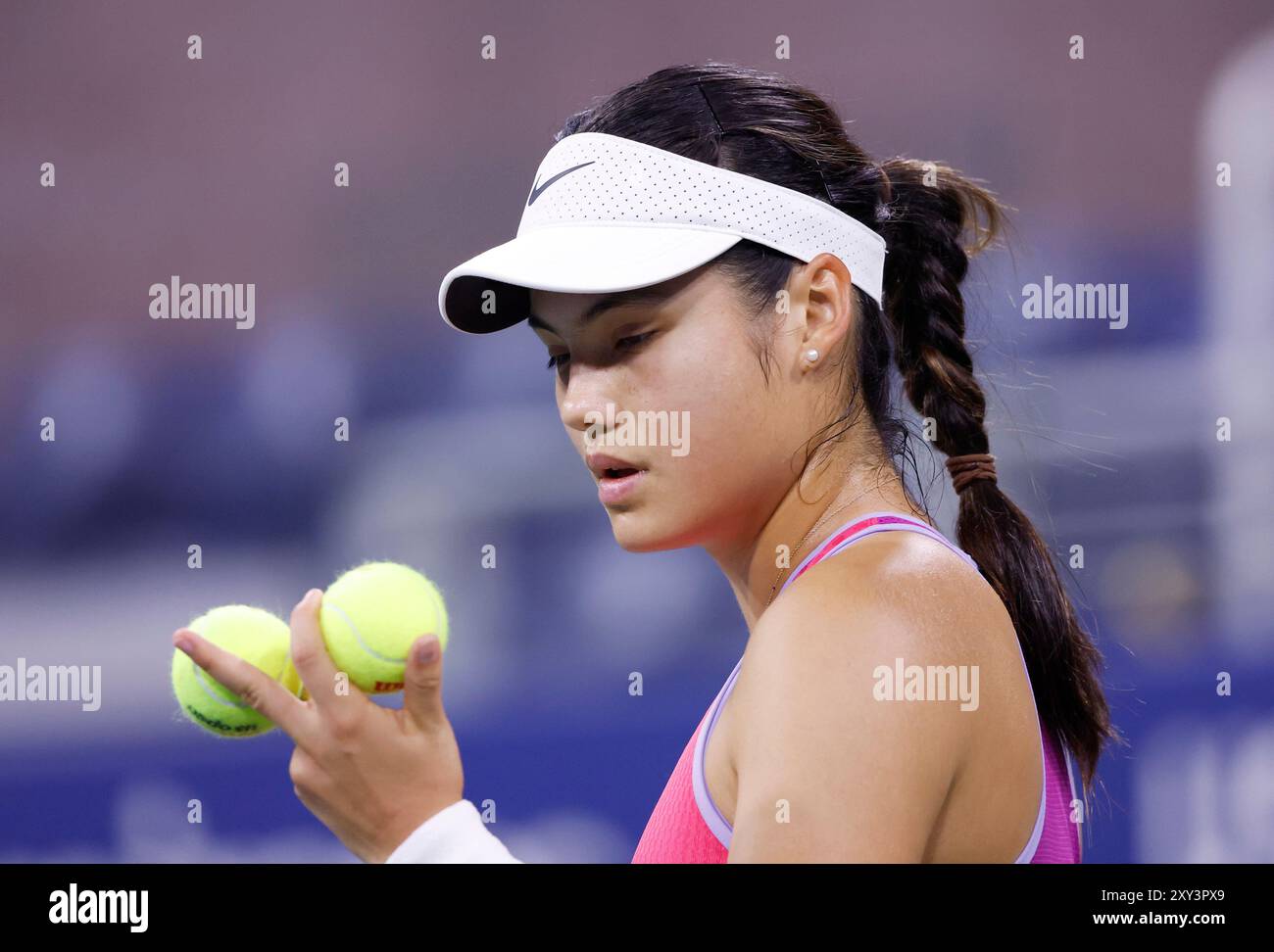 Flushing Meadow, Stati Uniti dichiarato. 27 agosto 2024. Emma Raducanu del Regno Unito si prepara a servire nella sua sconfitta al primo turno contro Sofia. Kenin ai campionati US Open di tennis 2024 all'USTA Billie Jean King National Tennis Center martedì 27 agosto 2024 a New York. Foto di John Angelillo/UPI credito: UPI/Alamy Live News Foto Stock