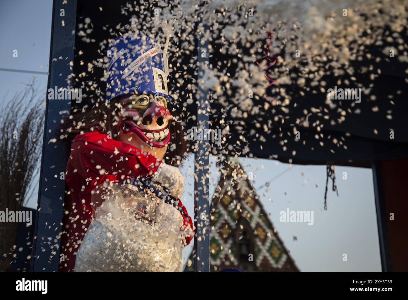 Basilea, Svizzera, 10 marzo 2014: Un cosiddetto Waggis che lancia coriandoli verso la macchina fotografica del carnevale di Basilea, in Europa Foto Stock