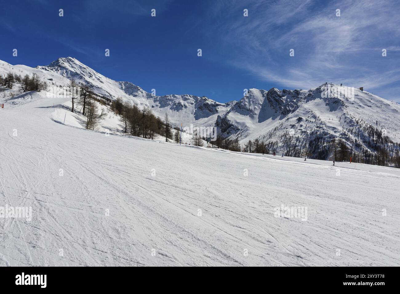 Vista sulle piste innevate di Sestriere nella stazione sciistica della via Lattea in Piemonte Foto Stock