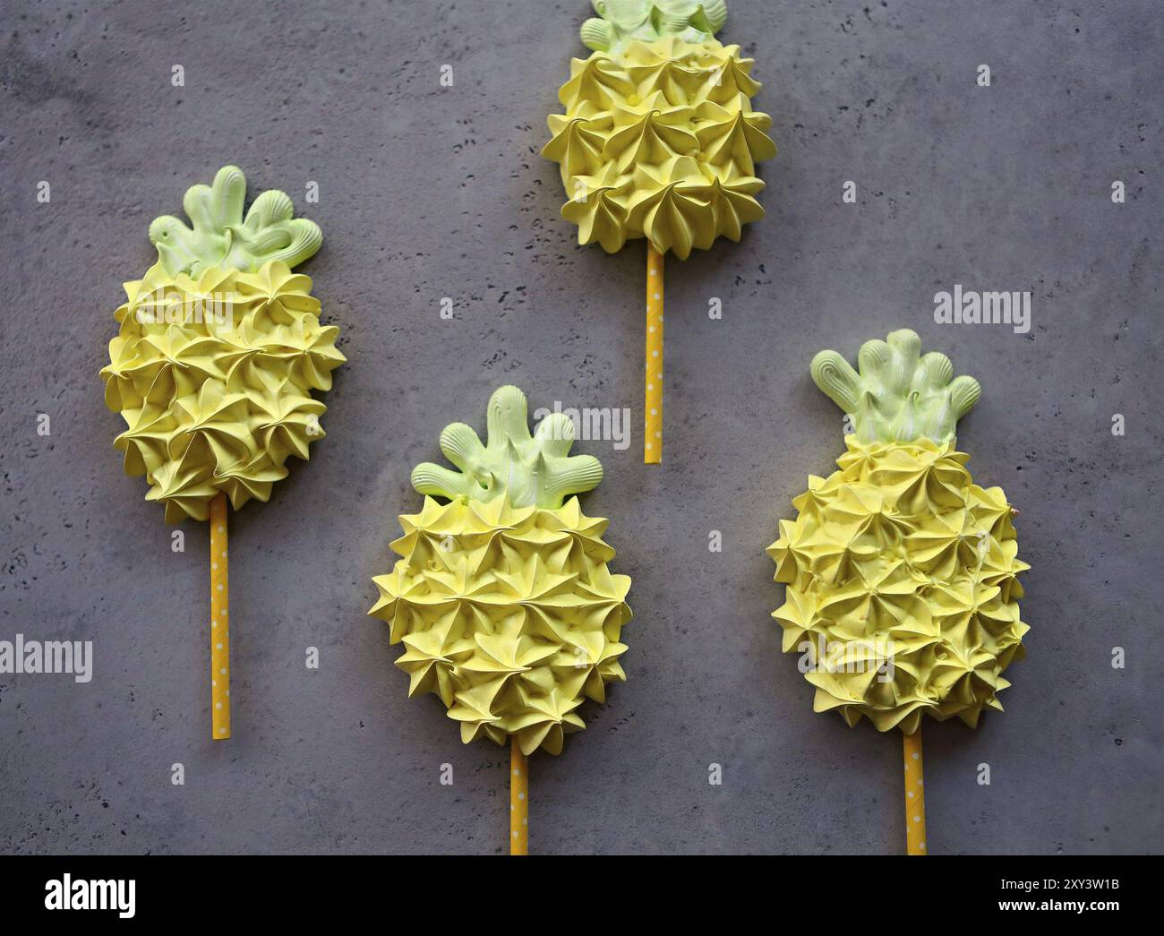 Raffreddare il dolce meringhe nella forma di ananas. Dolci tropicali Foto Stock