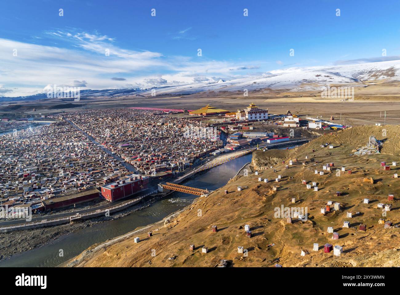 Yarchen Gar, il gigante monastero tibetano di Kham nel Sichuan, Cina, Asia Foto Stock