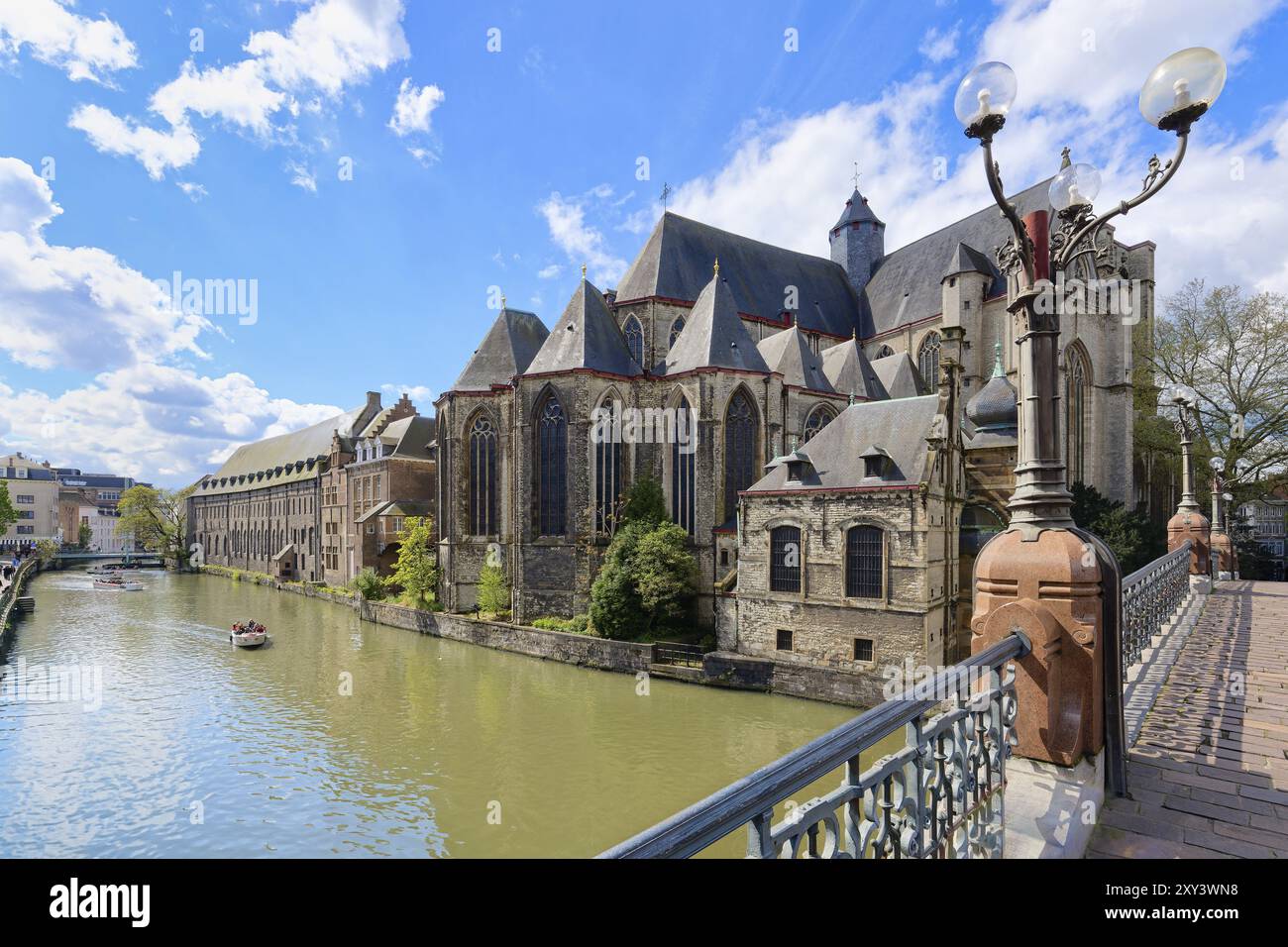 Chiesa di San Michele tardo gotica e ponte di San Michele, Gand, Fiandre, Belgio, Europa Foto Stock