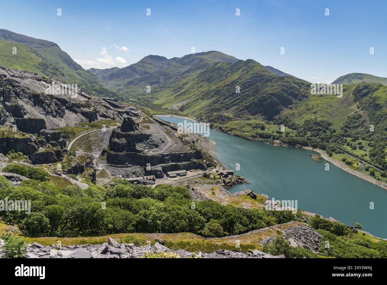 Vista dalla cava Dinorwic, vicino a Llanberis, Gwynedd, Galles, Regno Unito, con Llyn Peris, le strutture della centrale elettrica di Dinorwig e il Monte Snowdon nel backgro Foto Stock