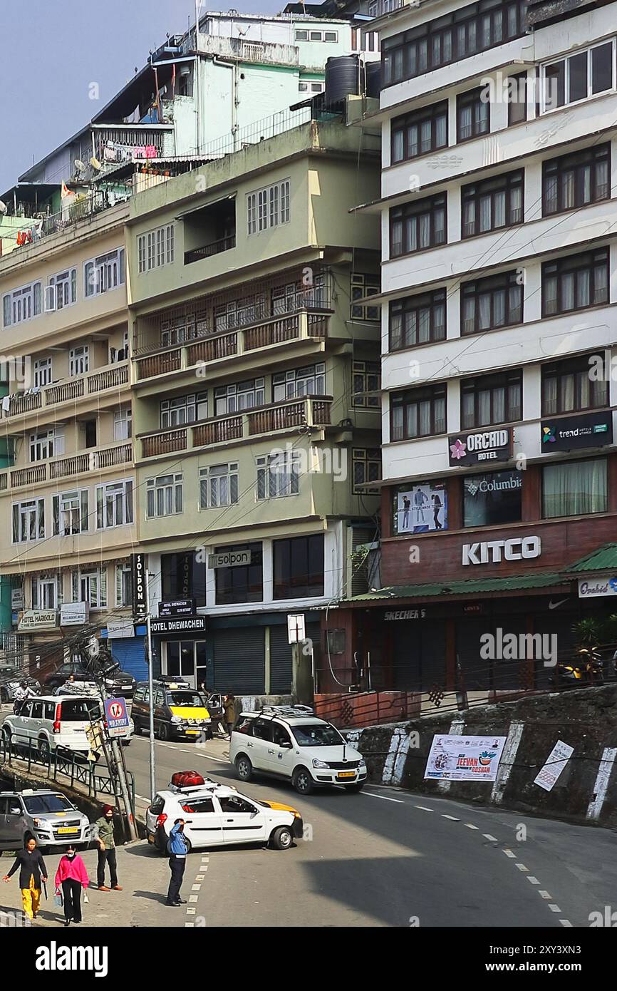 Gangtok, Sikkim, India - 14 novembre 2022: Traffico Bussy sulla strada di Gangtok, la splendida stazione collinare dell'India, situata sulle colline pedemontane dell'himalaya Foto Stock
