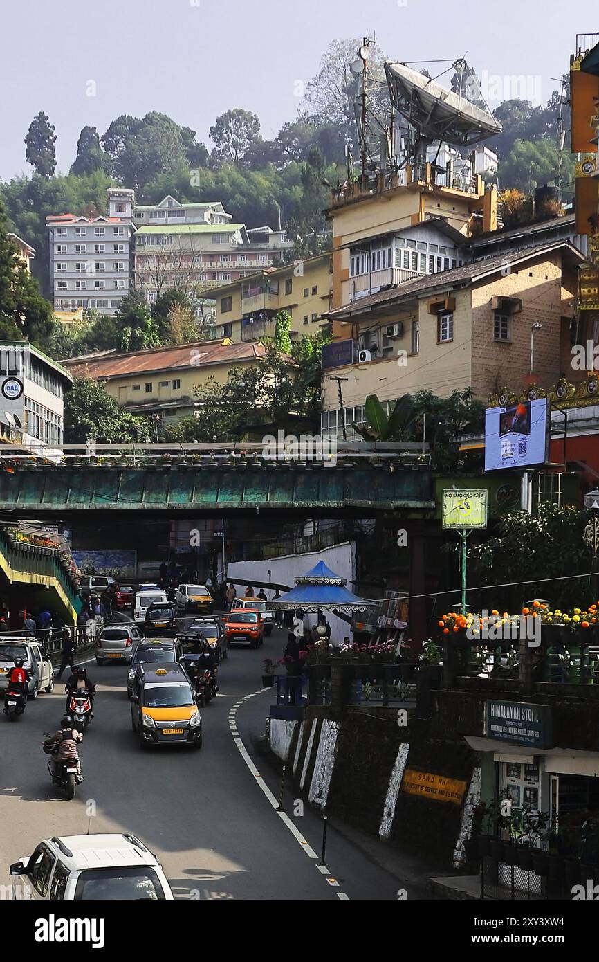 Gangtok, Sikkim, India - 14 novembre 2022: Traffico Bussy sulla strada di Gangtok, la splendida stazione collinare dell'India, situata sulle colline pedemontane dell'himalaya Foto Stock