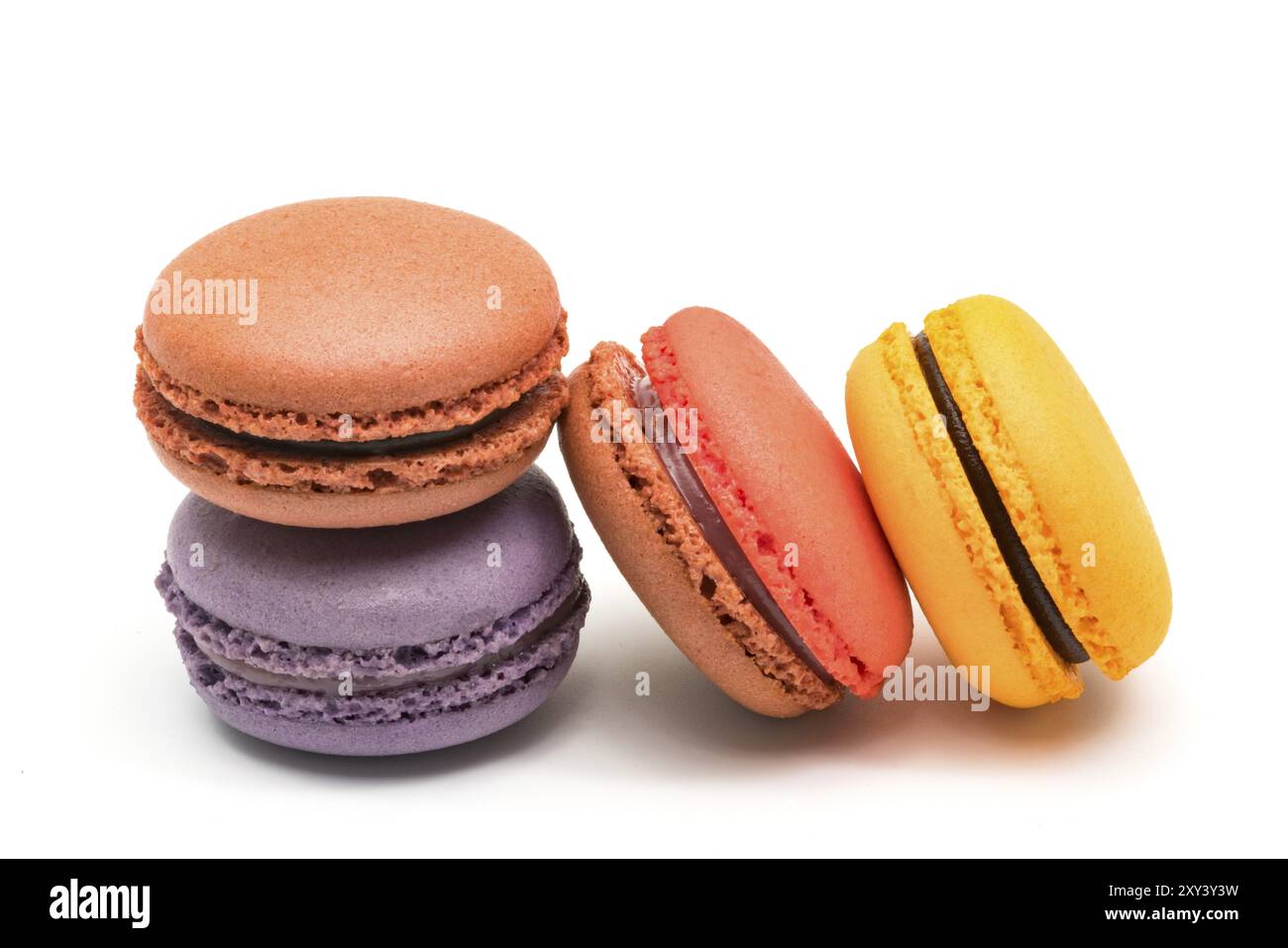 Colorati macarons fresco isolato su sfondo bianco Foto Stock