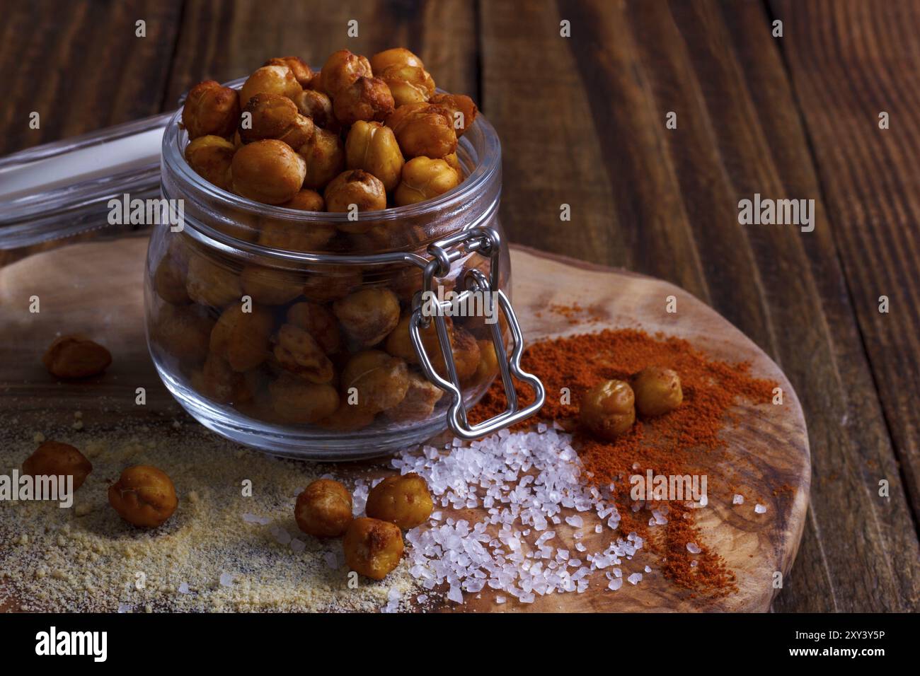 Ceci piccanti arrostiti con sale, aglio e paprika su fondo rustico Foto Stock