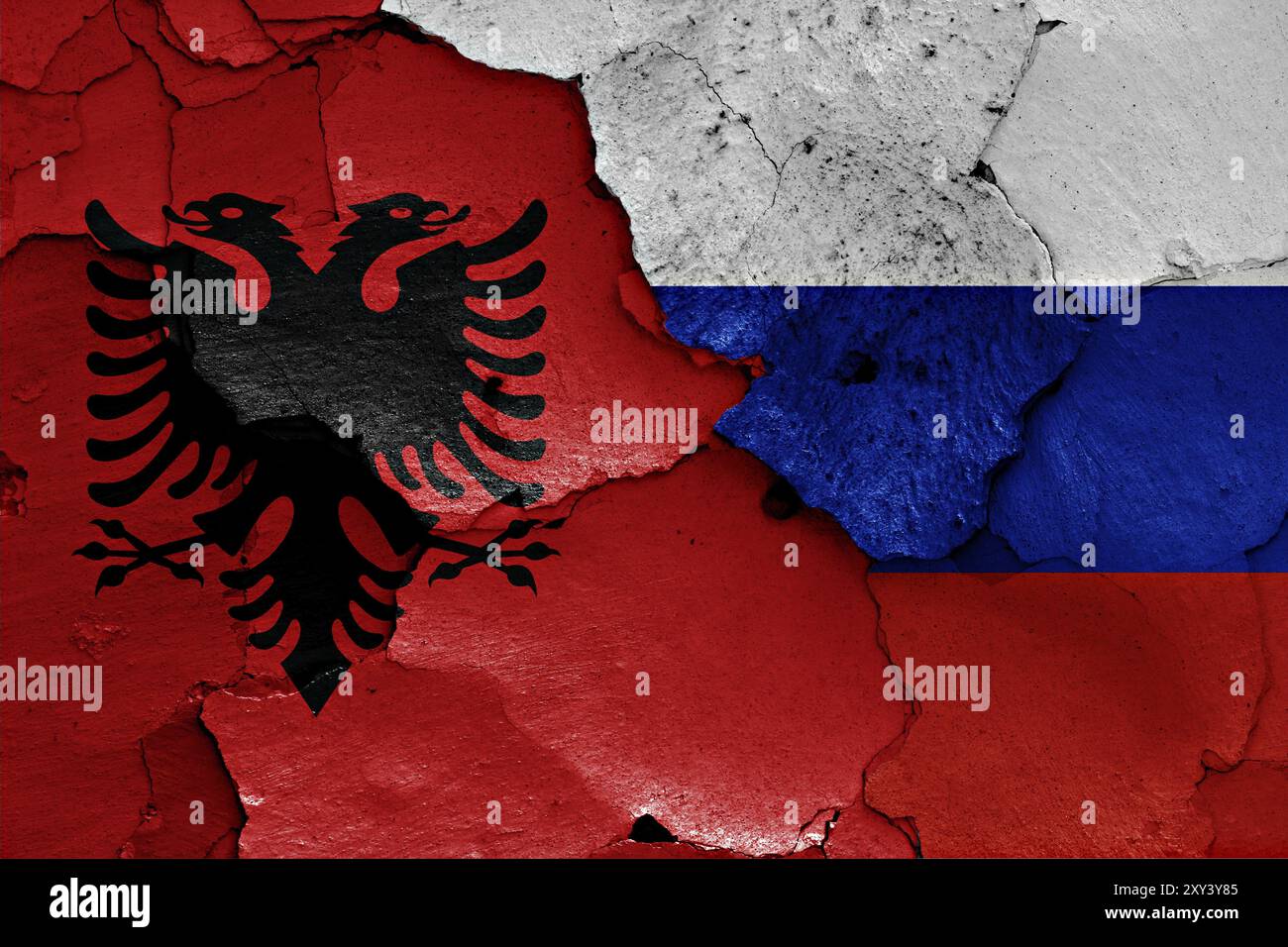 Bandiere di Albania e Russia dipinte su pareti incrinate Foto Stock