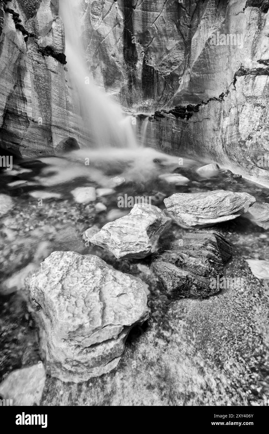 Cascata nella grotta calcarea Trollkirka (Trollkyrkja, tedesco: Troll Church), Moere e Romsdal Fylke, Norvegia, settembre 2011, Europa Foto Stock