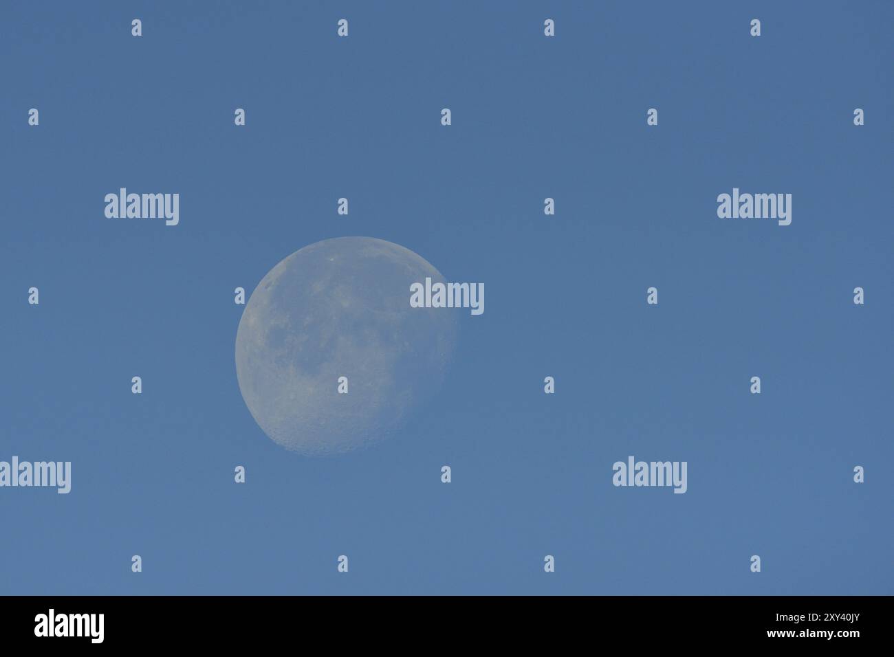 Luna che cala di giorno Foto Stock