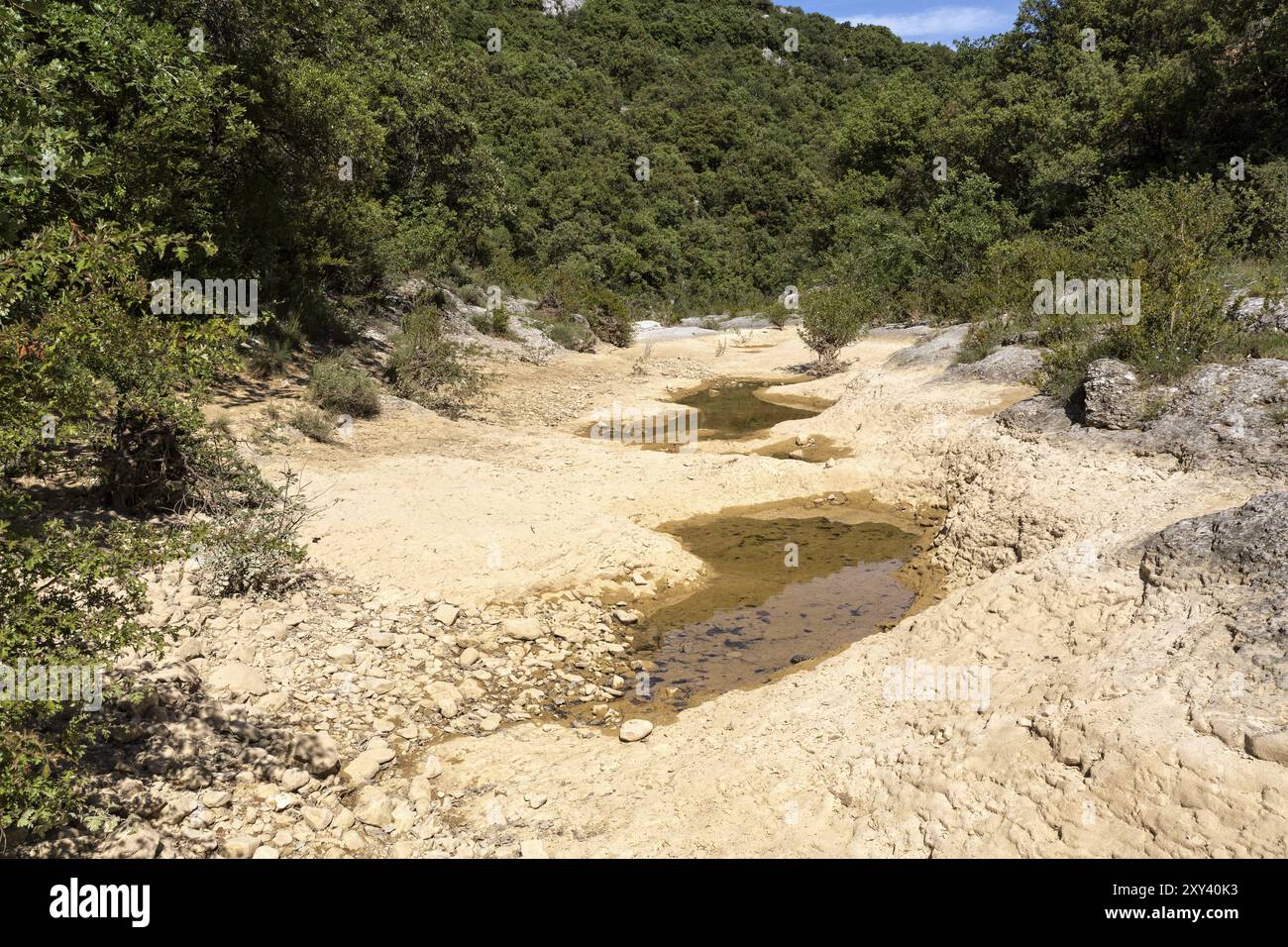 Letto di ruscello essiccato nell'Ardeche, Francia meridionale Foto Stock