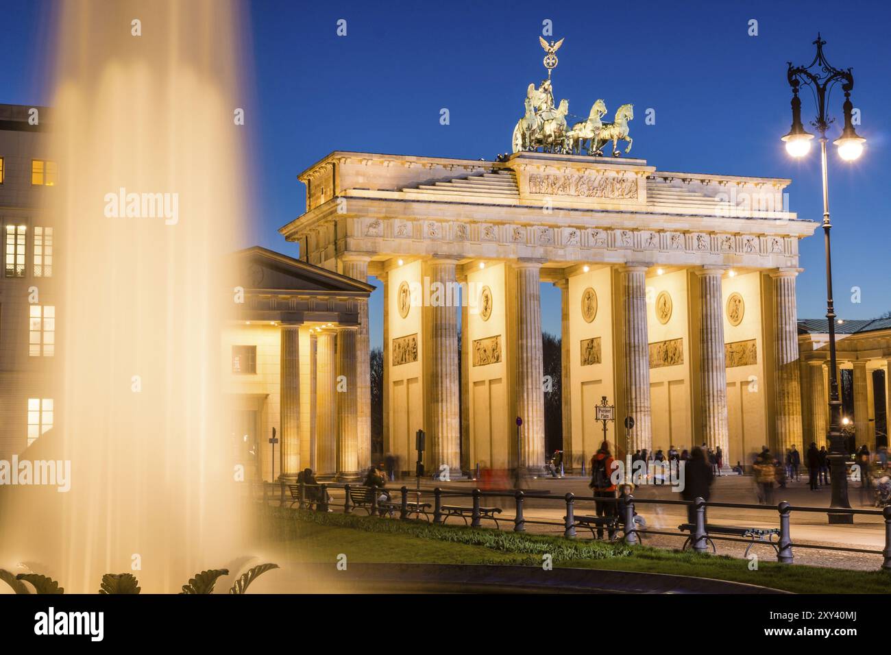 Quadriga ornamentale, porta di Brandeburgo, progettata dall'architetto Carl Gottardo Langhans, Berlino, Germania, Europa Foto Stock