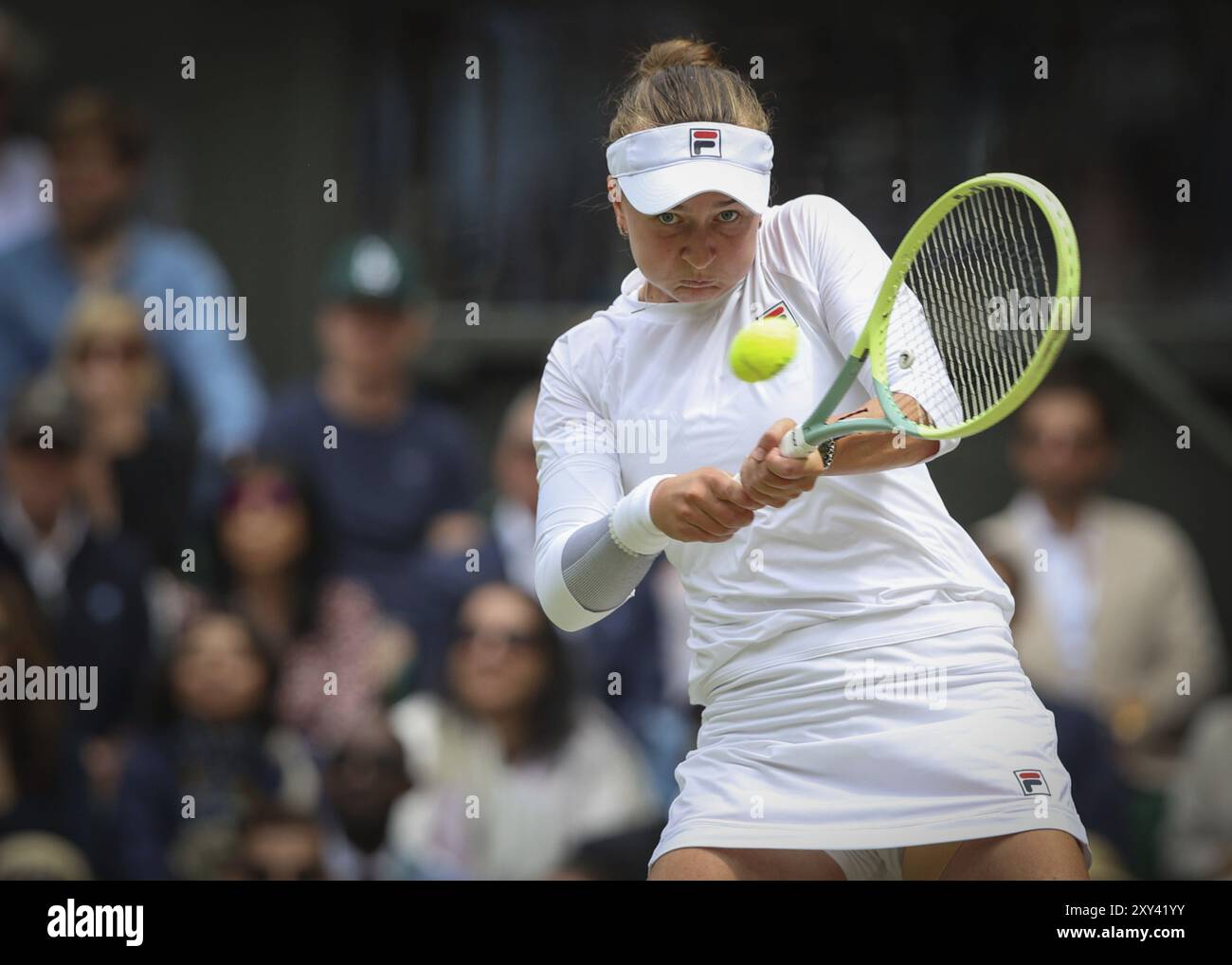 La tennista ceca Barbora Krejcikova in azione ai Campionati di Wimbledon 2024, Londra, Inghilterra, Regno Unito, Europa Foto Stock