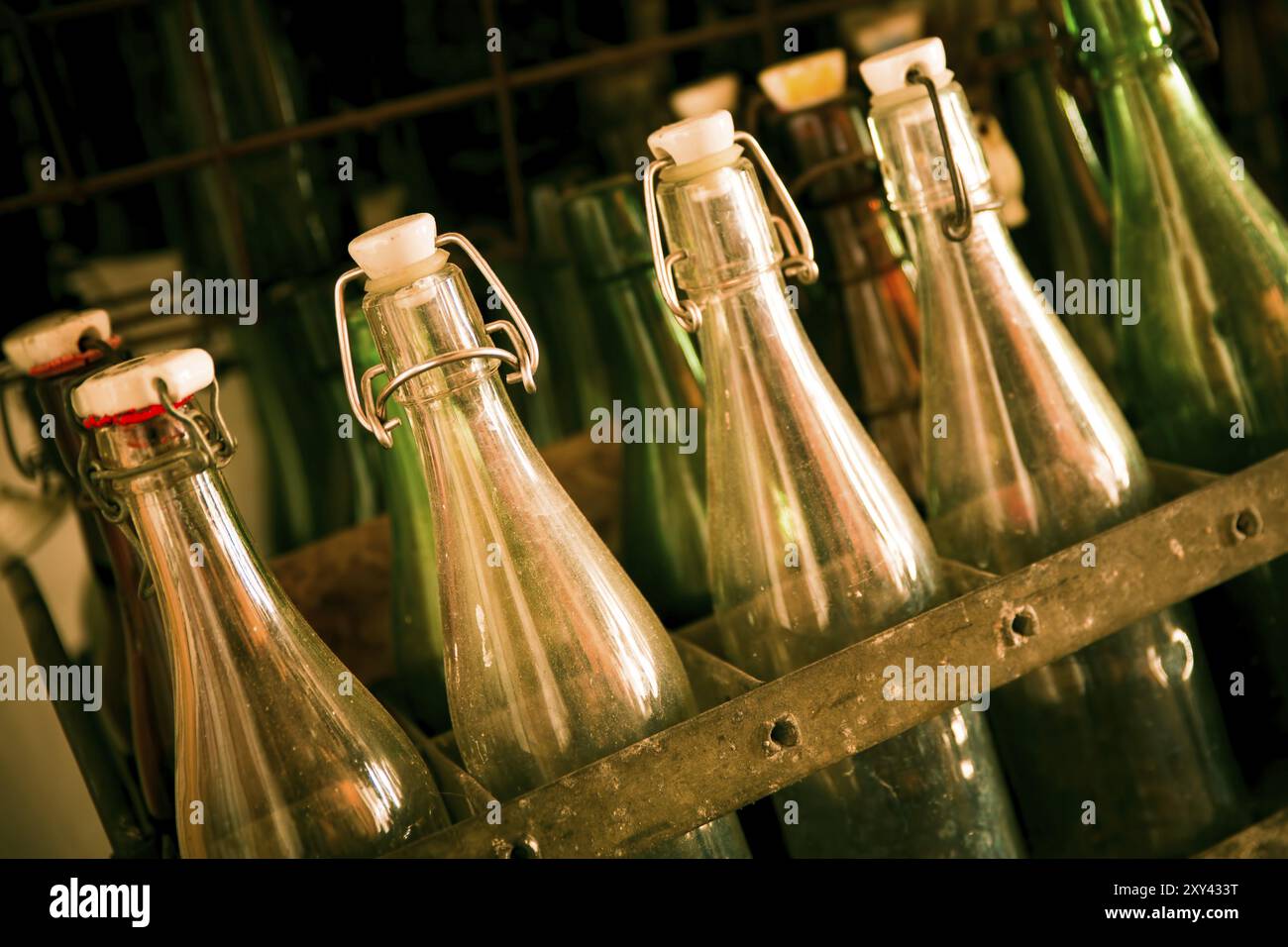 Vecchie bottiglie di birra in una cassa di legno Foto Stock