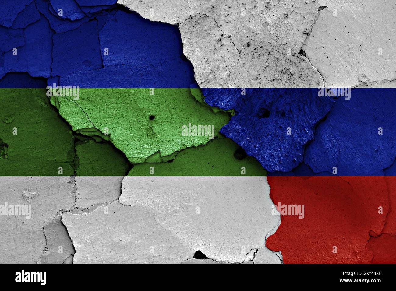 Bandiere di Komi e Russia dipinte su un muro incrinato Foto Stock
