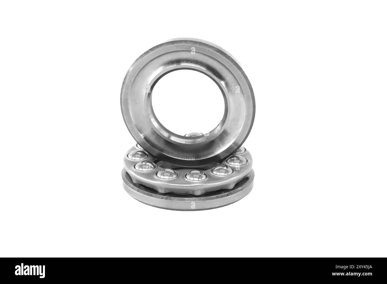 Cuscinetto a sfere di spinta isolato su sfondo bianco, pezzi di ricambio per macchinari e industria automobilistica, profondità di campo completa Foto Stock