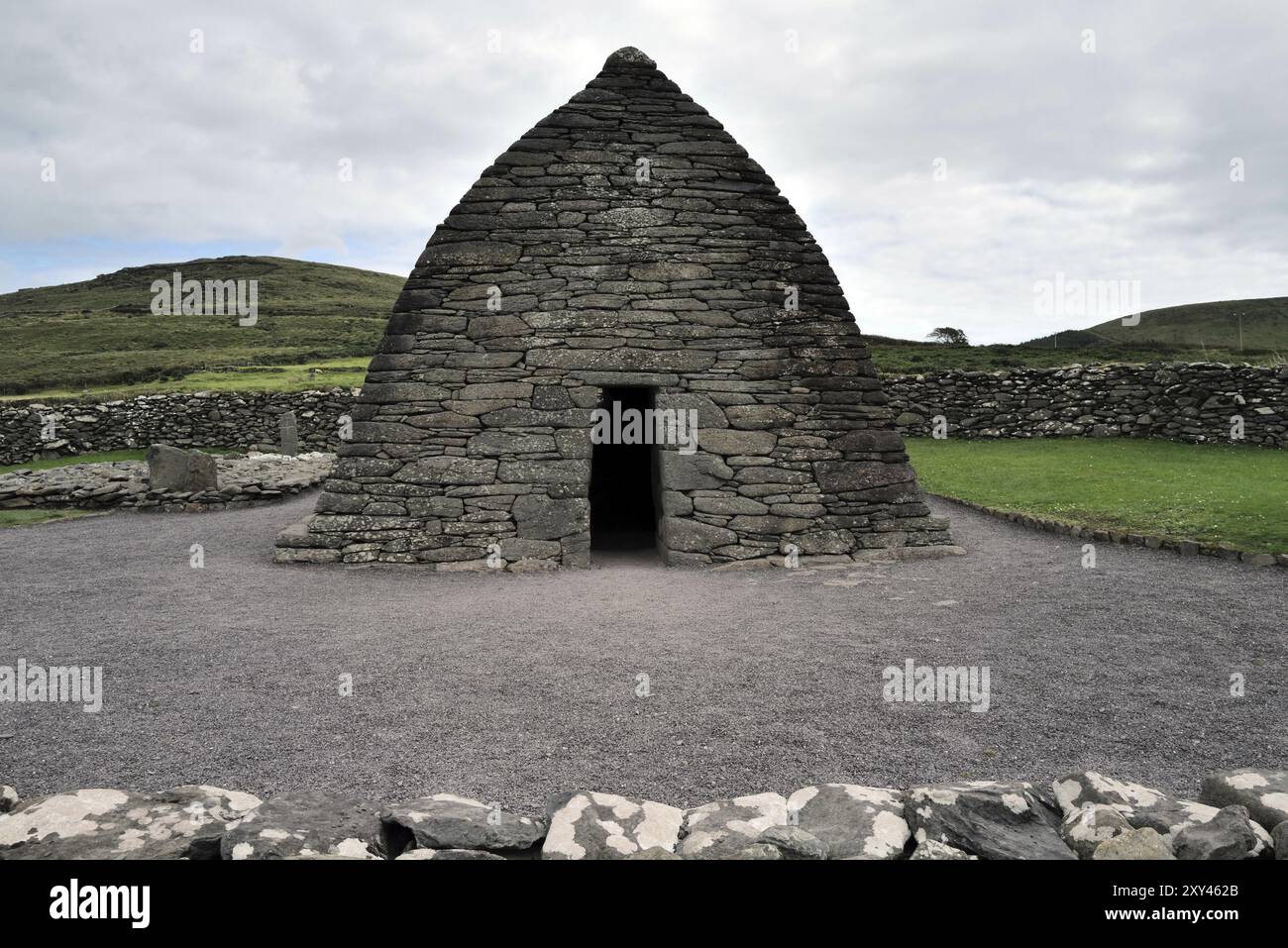 Una vista dell'Oratorio di Gallarus, una delle chiese irlandesi paleocristiane più famose e meglio conservate, lungo la selvaggia via atlantica. Gallarus, Kerry, IR Foto Stock