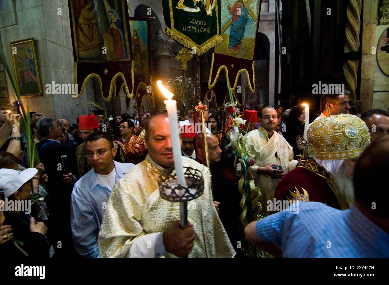 Sacerdoti copti nella processione della domenica delle Palme intorno all'edicola nella Chiesa del Santo Sepolcro nella città vecchia di Gerusalemme. Foto Stock