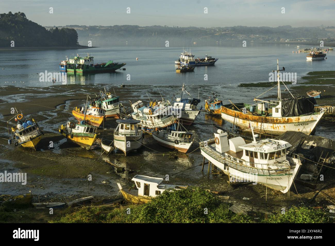 Barcos varados durante la marea baja, Dalcahue, archipielago de Chiloe, provincia de Chiloe, regione di Los Lagos, Patagonia, Repubblica del Cile, Ameri Foto Stock