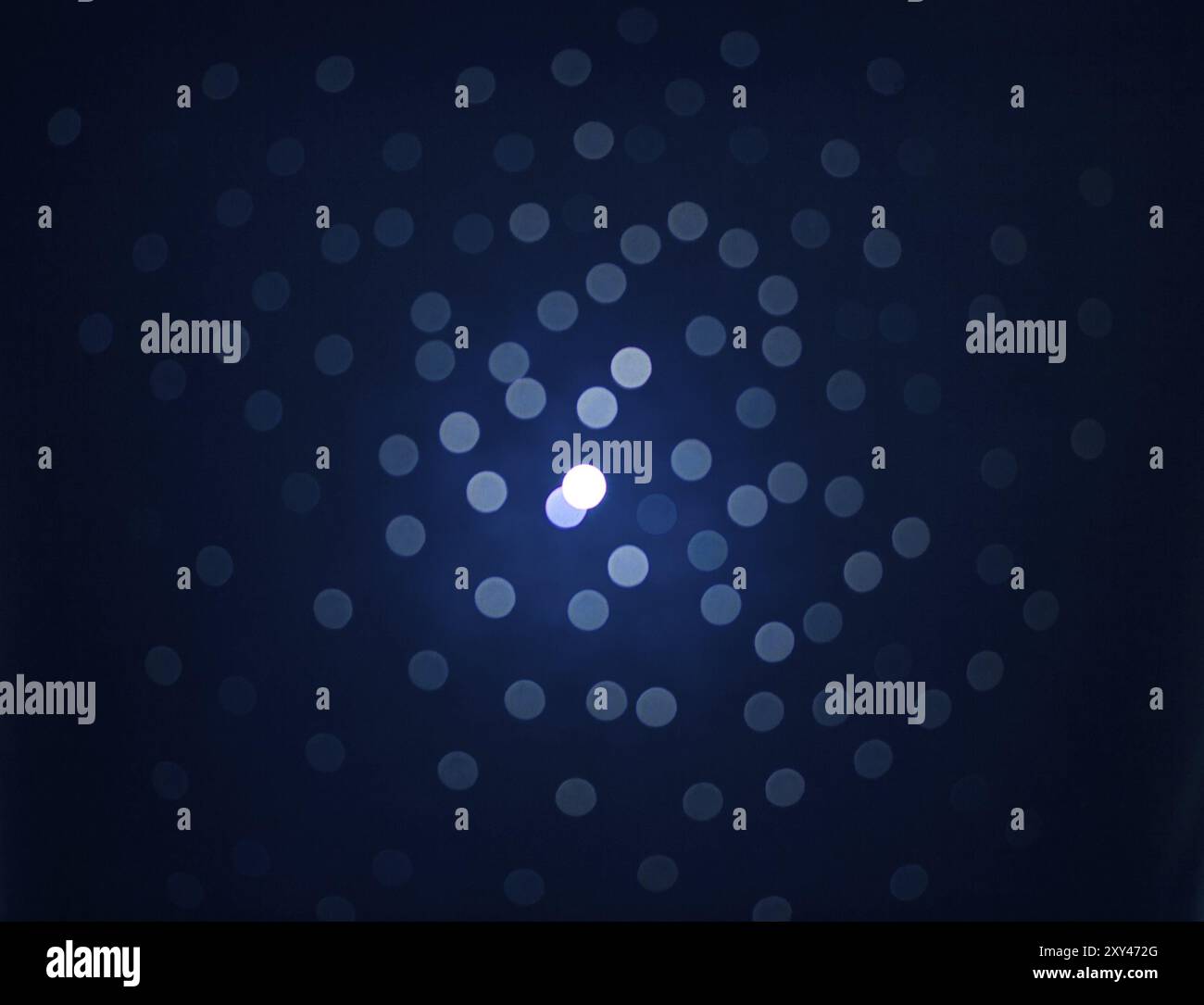 Luci blu. foto vera. Bokeh scuro. Lo sfondo scuro Foto Stock