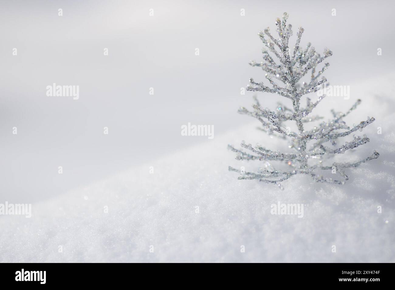 Decorazioni con alberi di Natale in argento su neve vera all'aperto. Concetto di vacanza invernale Foto Stock