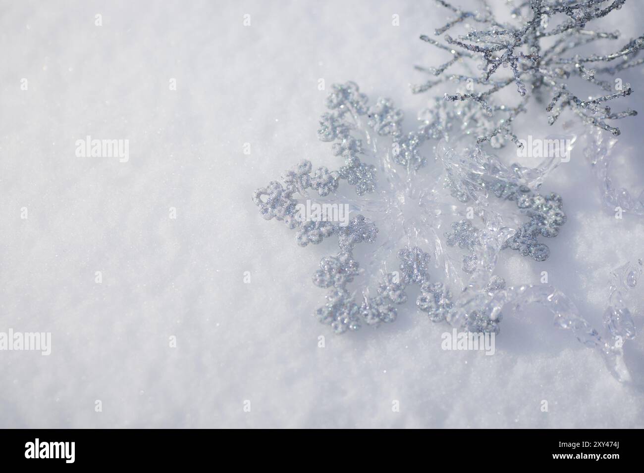 Decorazione natalizia d'argento. Splendido fiocco di neve su neve vera all'aperto. Concetto di vacanza invernale Foto Stock