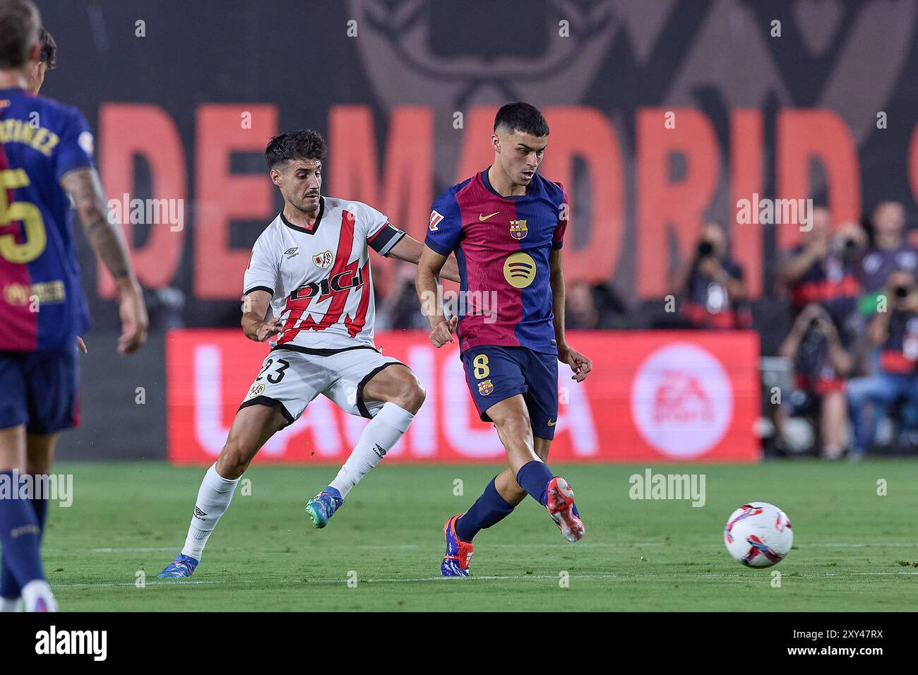 Madrid, Spagna. 27 agosto 2024. Oscar Valentin (L) di Rayo Vallecano e Pedro Gonzalez Lopez, conosciuto come Pedri (R) del FC Barcelona visto in azione durante la Liga EA Sports Week 3 2024/2025 partita di calcio tra Rayo Vallecano e FC Barcelona all'Estadio de Vallecas. Punteggio finale: Rayo Vallecano 1: 2 FC Barcelona credito: SOPA Images Limited/Alamy Live News Foto Stock