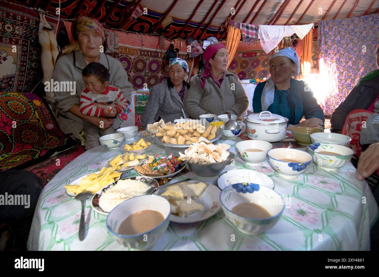 Visita una tradizionale yurta kazaka nella Mongolia occidentale. Foto Stock