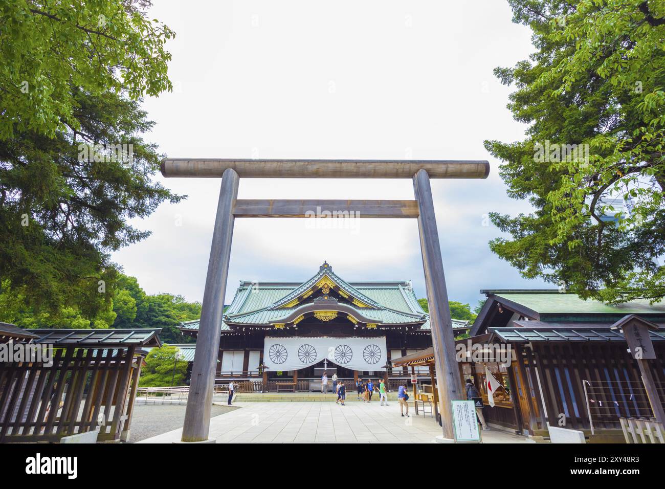 Tokyo, Giappone, 30 luglio 2015: Haiden Hall of Worship seen through chumon torii gate in un giorno cupo e coperto al controverso santuario shintoista Yasukuni. Ho Foto Stock