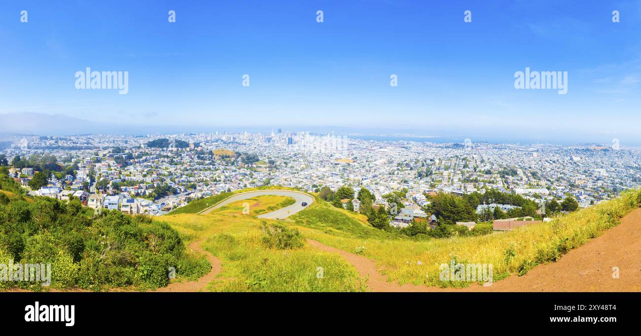 Vista aerea ad alto angolo del paesaggio urbano del centro di San Francisco, edifici dalla cima della collina di Twin Peaks che offrono ampie vedute della città e Foto Stock