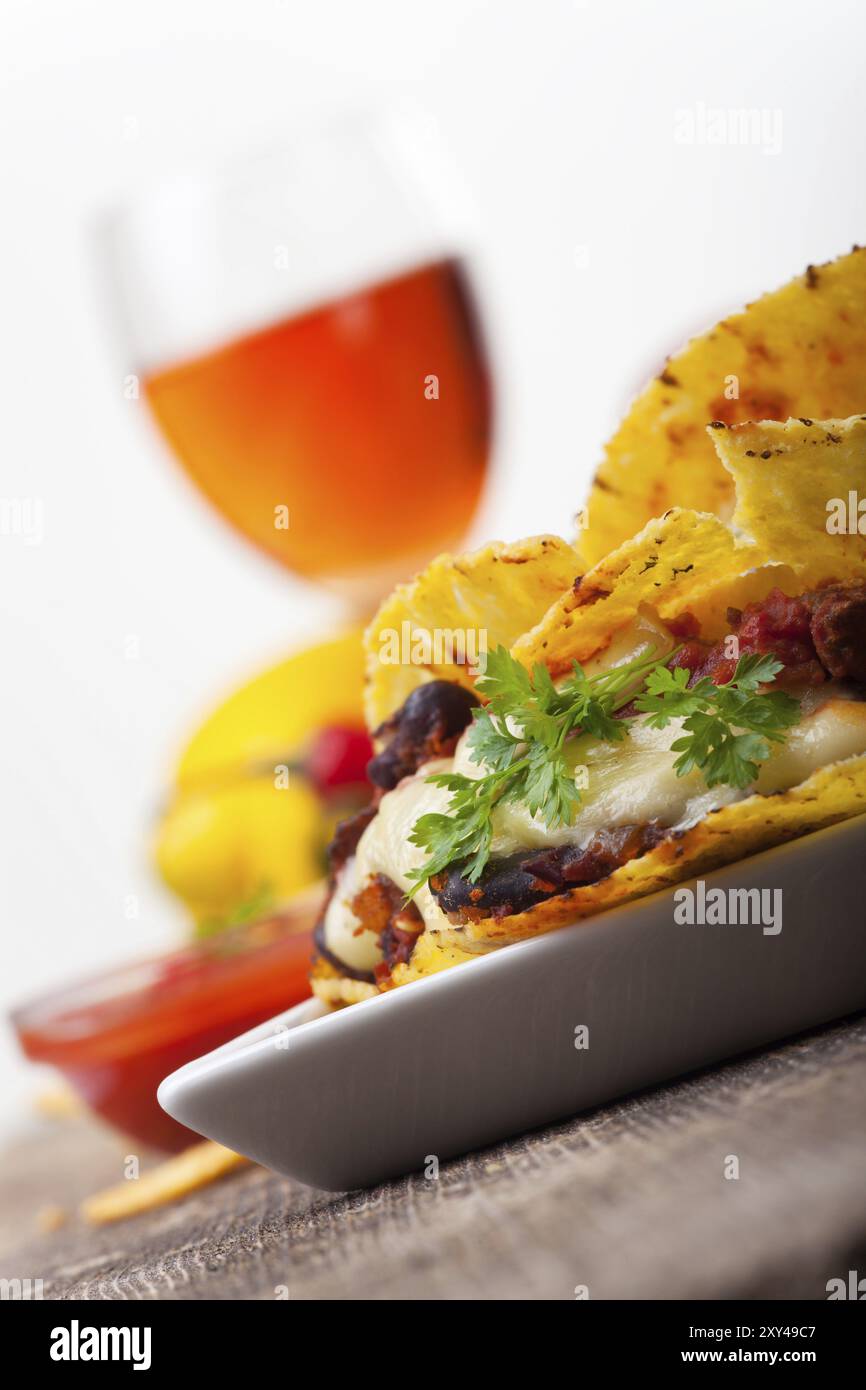 Mettere il taco con peperoncino con carne in un recipiente Foto Stock