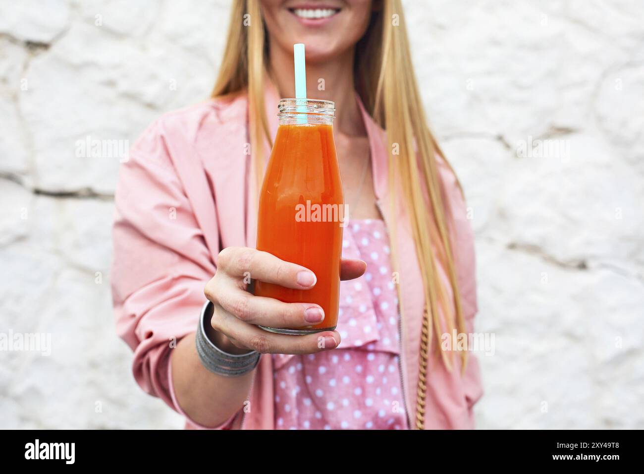La dieta nutrizione con detox succo. Donna sana in posa con del succo di frutta fresco bottiglia di verde smoothie detox. Primo piano della felice fit bella ragazza con freschi Foto Stock La dieta nutrizione con detox succo. Donna sana in posa con del succo di frutta fresco bottiglia di verde smoothie detox. Primo piano della felice fit bella ragazza con freschi Foto Stock