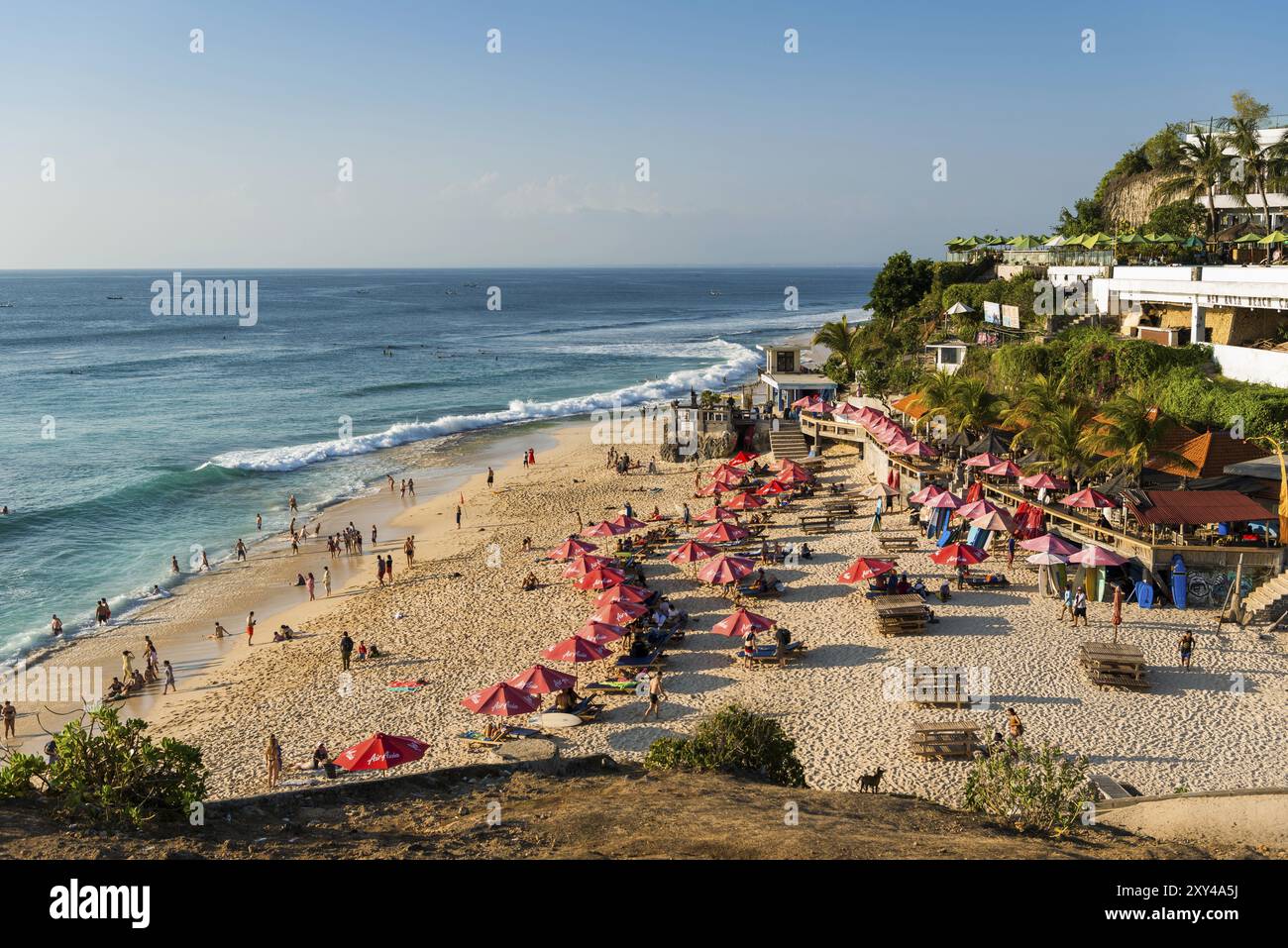 Spiaggia da sogno a Uluwutu, spiaggia, vacanza, viaggio, vacanza al mare, turismo, panoramica, ombrellone, sole, bello, meteo, cielo azzurro, mare, Oceano Pacifico, Foto Stock