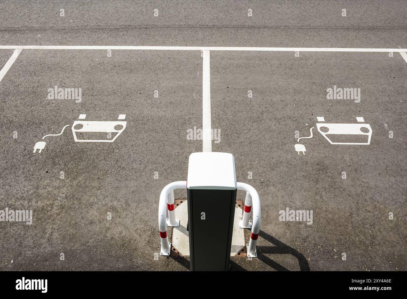 Parcheggio con stazioni di ricarica per auto elettriche, pittogramma, Duesseldorf, Germania, Europa Foto Stock