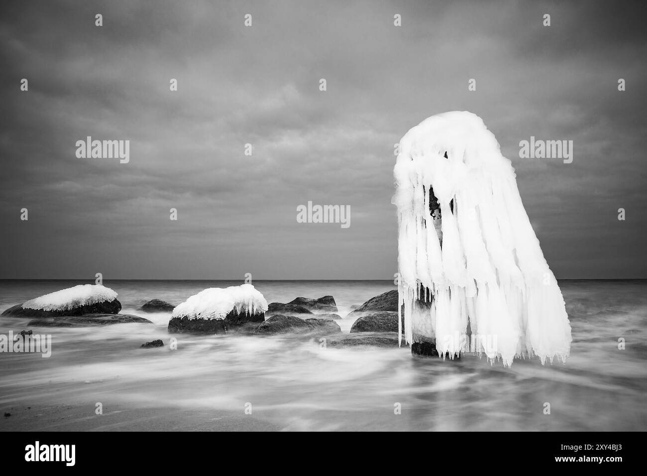 Inverno sulla costa del Mar Baltico vicino a Kuehlungsborn Foto Stock