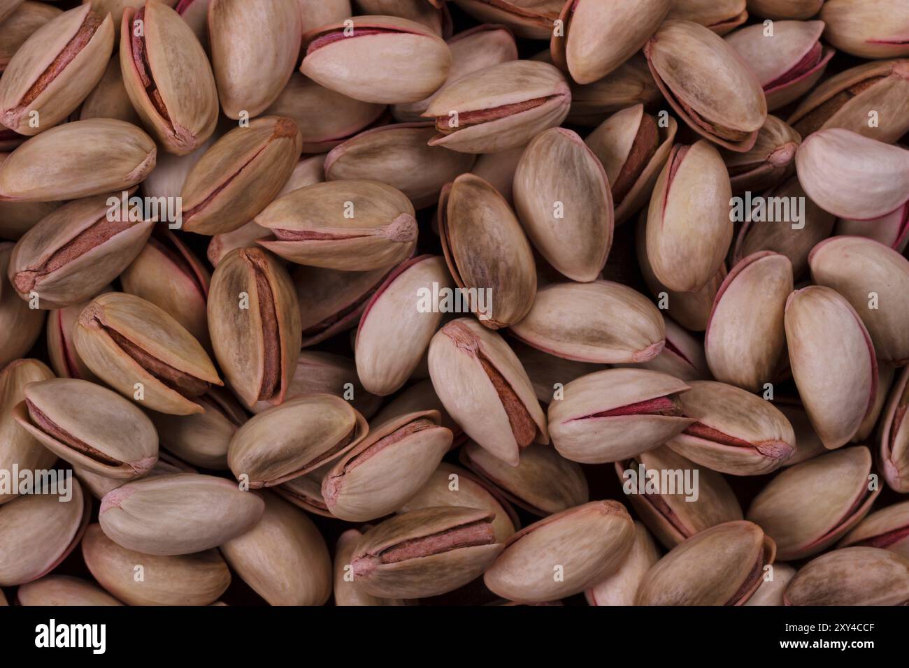 Pistacchio in una ciotola di legno, primo piano, focalizzazione selettiva bassa Foto Stock