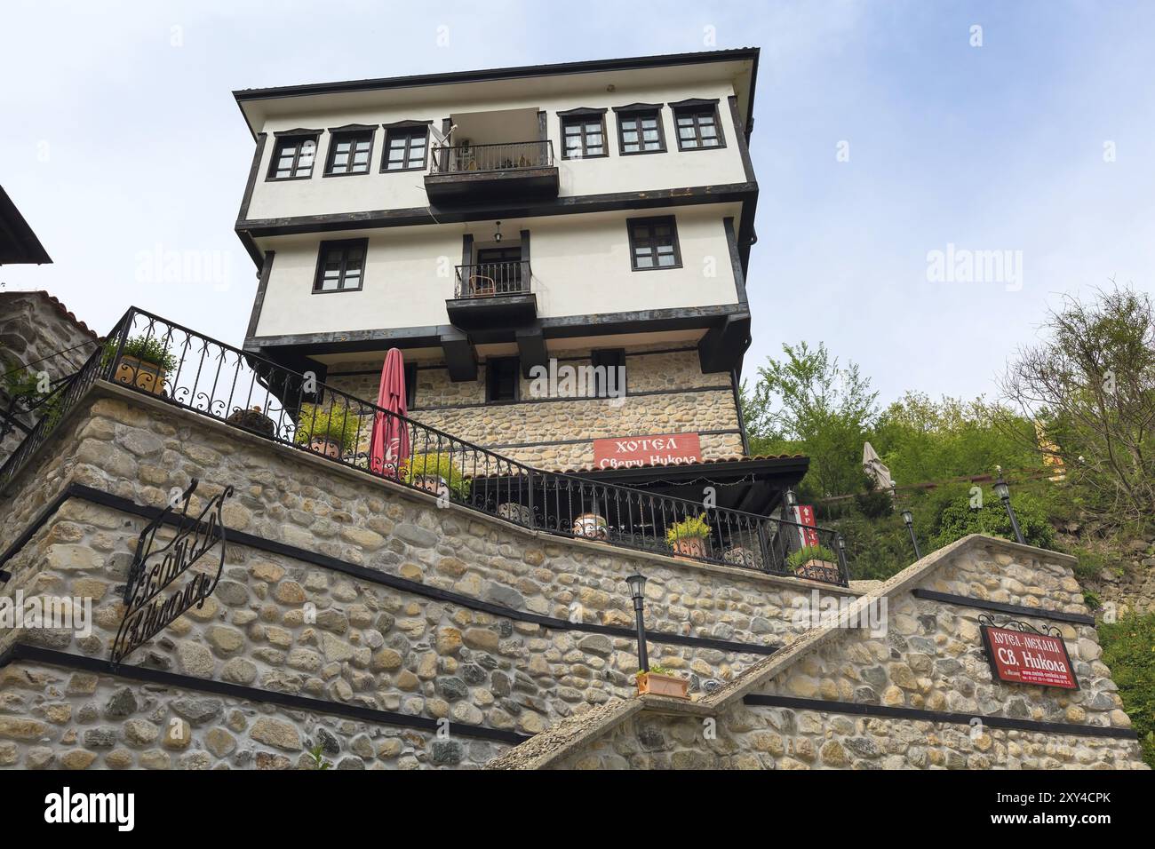 Melnik, Bulgaria, 11 maggio 2017: Vista sulla strada con tradizionale casa bulgara con terrazza del periodo della rinascita nella città di Melnik, Bulgaria, Europa Foto Stock