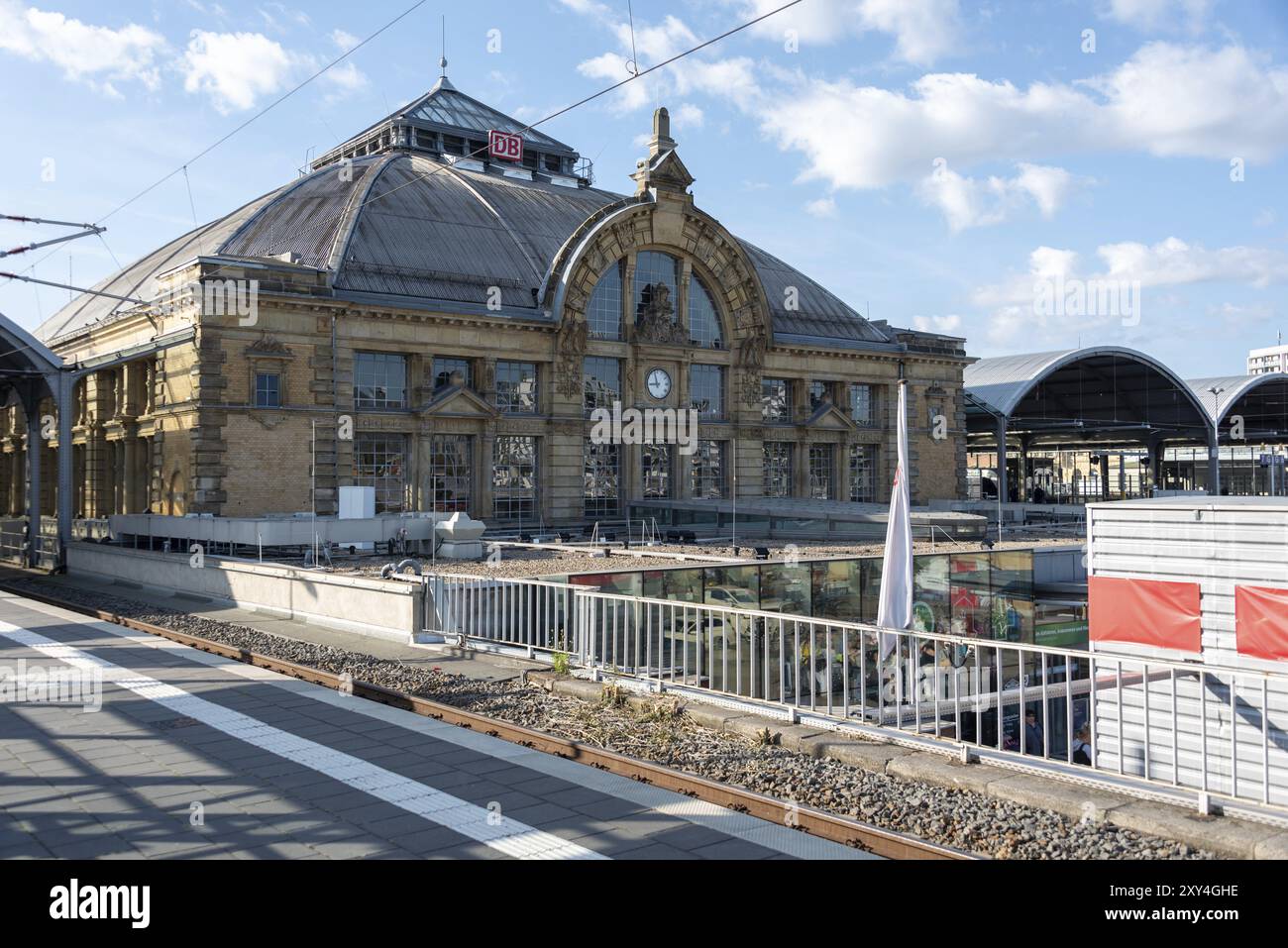 Stazione centrale di Halle, atrio storico con grandi finestre in vetro e orologio, Halle, Sassonia-Anhalt, Germania, Europa Foto Stock