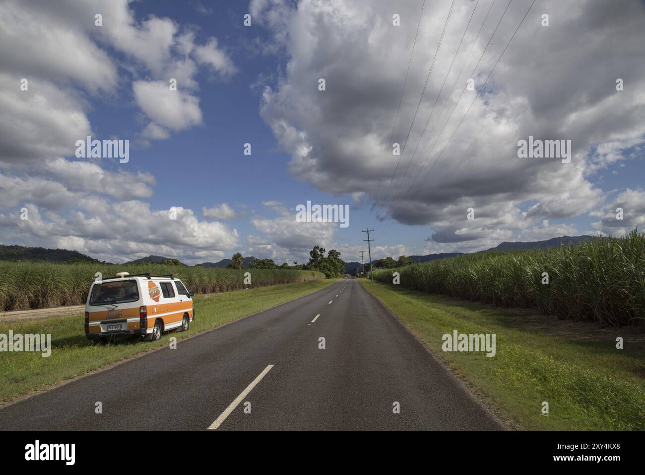 Bartle Frere, Australia, 4 maggio 2015: Camper in piedi accanto alla strada e ai campi di canna da zucchero nel Queensland, Oceania Foto Stock