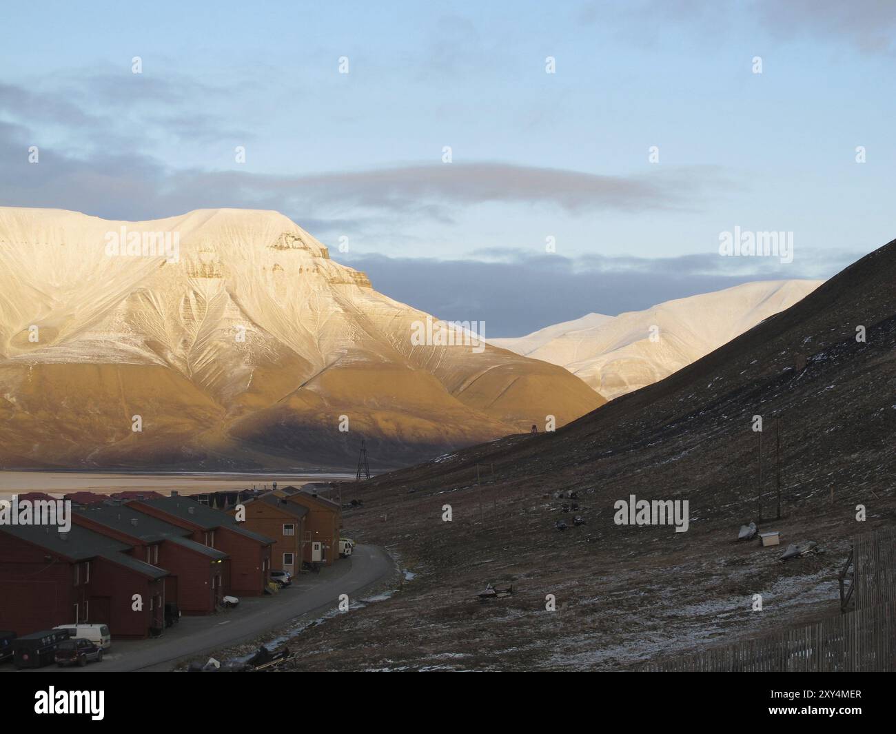 Longyearbyen in ottobre, con le montagne innevate alla luce rossa del tramonto, Spitsbergen Foto Stock