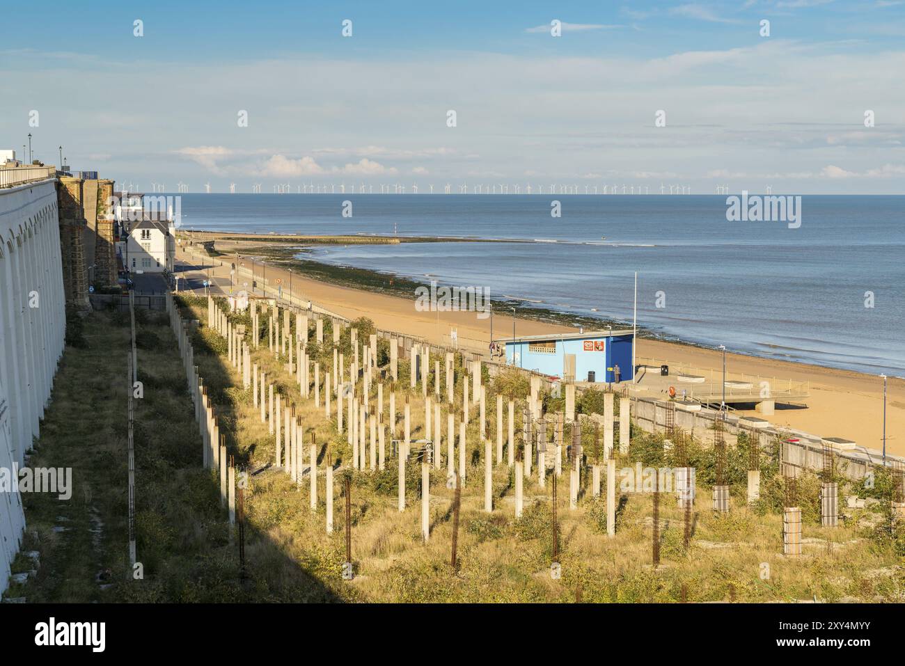 Ramsgate, Kent, Inghilterra, Regno Unito, 19 settembre, 2017: vista sulle Royal Sands e sulla spiaggia di Ramsgate, con turbine eoliche sullo sfondo Foto Stock