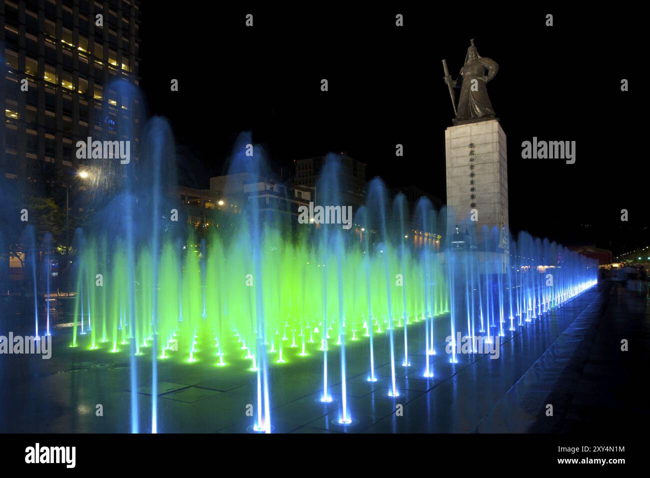 Una fontana splendidamente colorata illumina la statua dell'ammiraglio Yi Sun-sin nel centro di Seoul, Corea del Sud, Asia Foto Stock