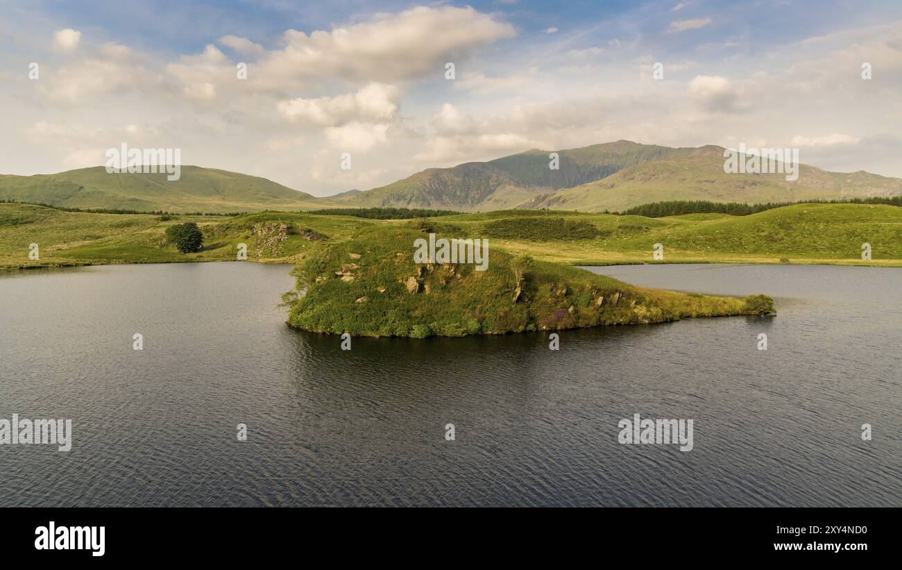 Llyn y Dywarchen vicino a Rhyd DDU nel Gwynedd, Galles, Regno Unito, con il Monte Snowdon sullo sfondo Foto Stock