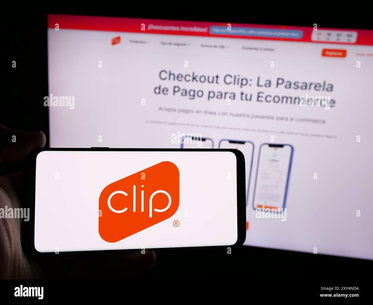 Persona che detiene lo smartphone con il logo della società messicana di soluzioni di pagamento PayClip Inc. (Clip.mx) davanti al sito Web. Mettere a fuoco il display del telefono. Foto Stock