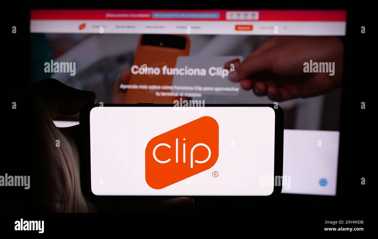 Persona che detiene un cellulare con il logo della società messicana di soluzioni di pagamento PayClip Inc. (Clip.mx) davanti alla pagina web. Mettere a fuoco il display del telefono. Foto Stock