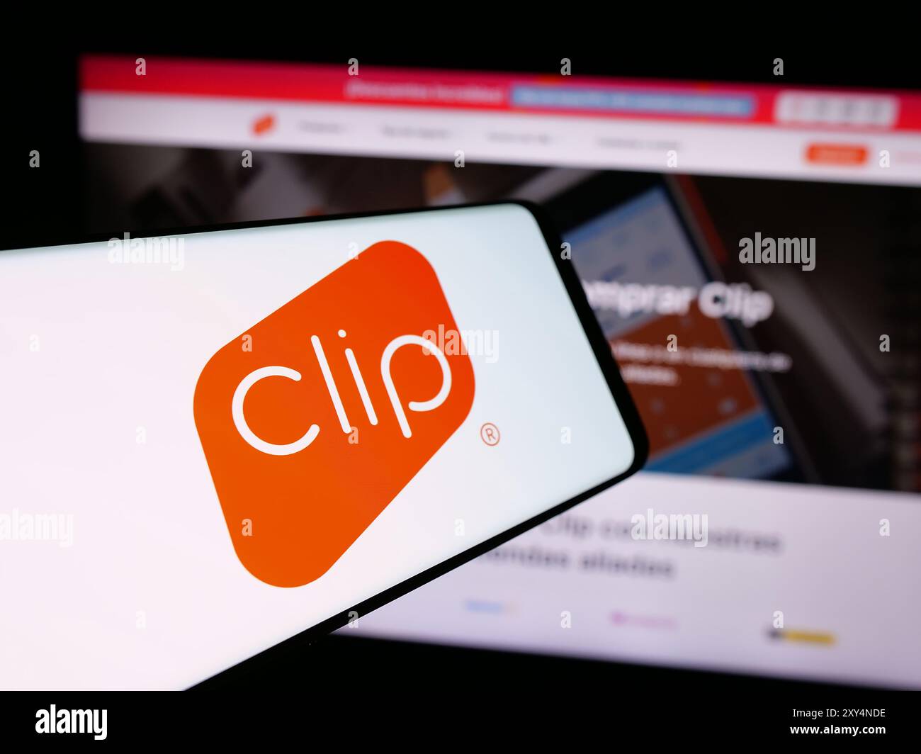 Telefono cellulare con logo della società messicana di soluzioni di pagamento PayClip Inc. (Clip.mx) davanti al sito Web aziendale. Messa a fuoco al centro del display del telefono. Foto Stock