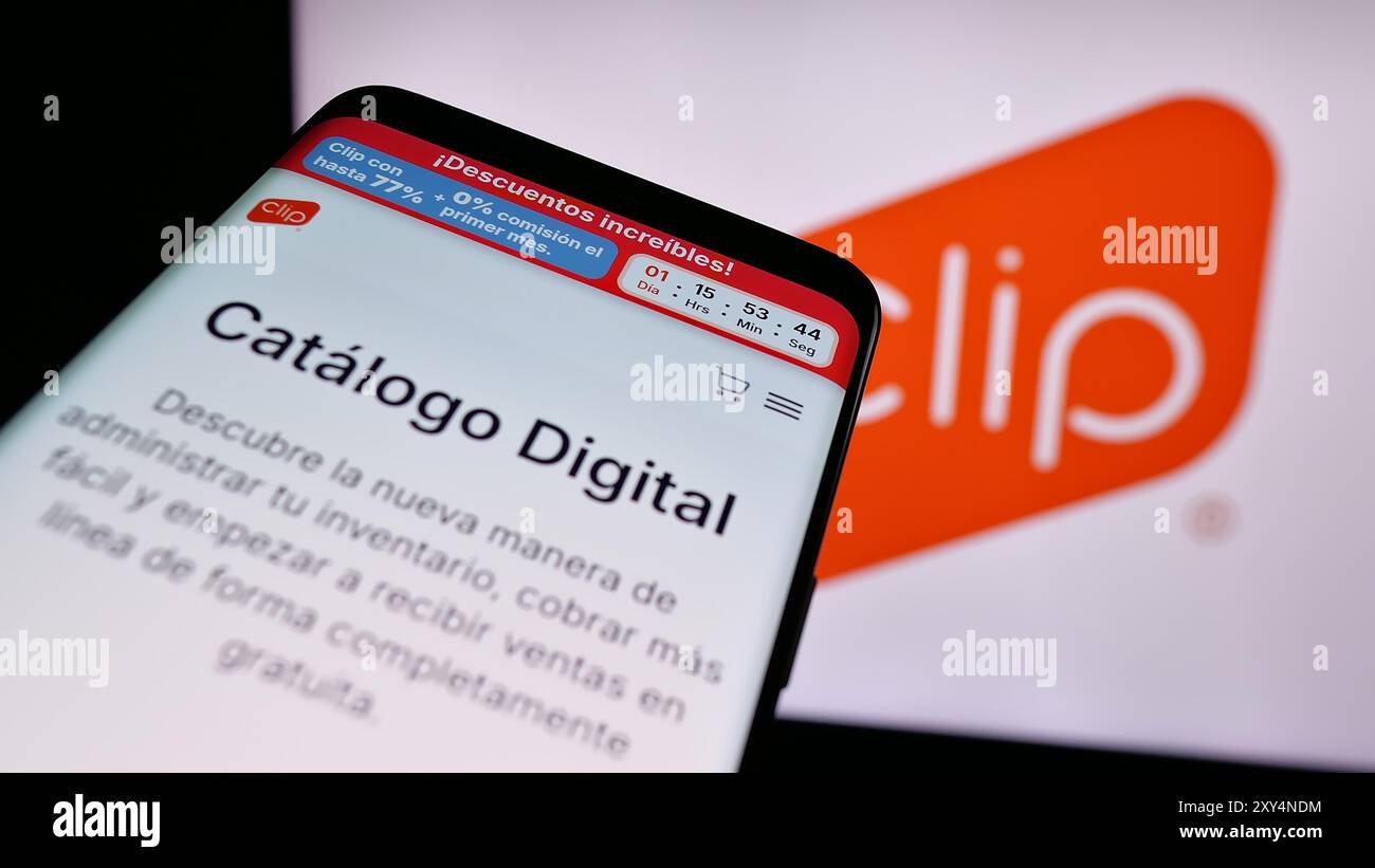 Telefono cellulare con sito web della società messicana di soluzioni di pagamento PayClip Inc. (Clip.mx) davanti al logo. Mettere a fuoco in alto a sinistra sul display del telefono. Foto Stock