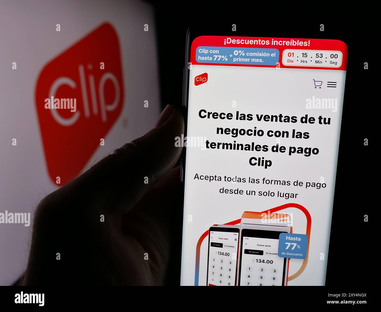 Persona che detiene lo smartphone con pagina Web della società messicana di soluzioni di pagamento PayClip Inc. (Clip.mx) con logo. Messa a fuoco al centro del display del telefono. Foto Stock
