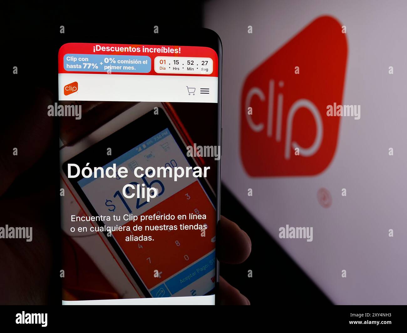Persona che detiene un cellulare con pagina web della società messicana di soluzioni di pagamento PayClip Inc. (Clip.mx) con logo. Messa a fuoco al centro del display del telefono. Foto Stock
