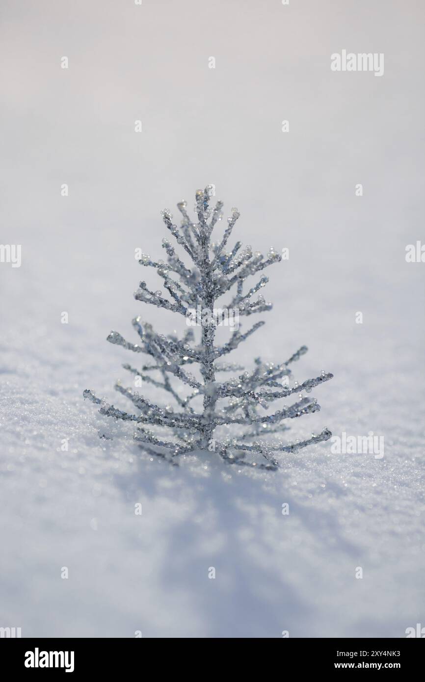 Decorazioni con alberi di Natale in argento su neve vera all'aperto. Concetto di vacanza invernale Foto Stock